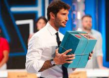 Affari Tuoi vola e De Martino passa in prima serata, ma scoppia la polemica sulle pacchiste Affari Tuoi vola e De Martino passa in prima serata, ma scoppia la polemica sulle pacchiste