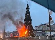 Crisi in Siria, Natale in fiamme: incendiato l'albero a Damasco. Esplode la protesta dei cristiani 