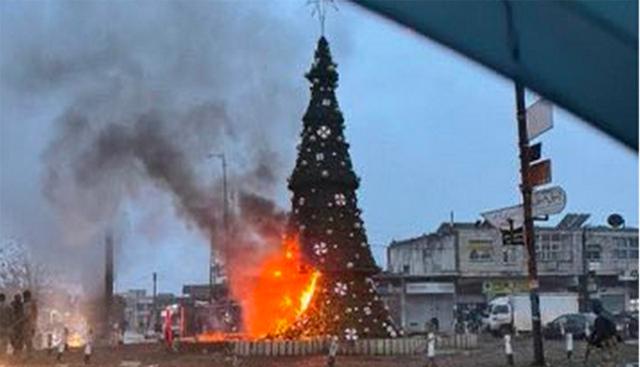 Crisi in Siria, Natale in fiamme: incendiato l'albero a Damasco. Esplode la protesta dei cristiani 