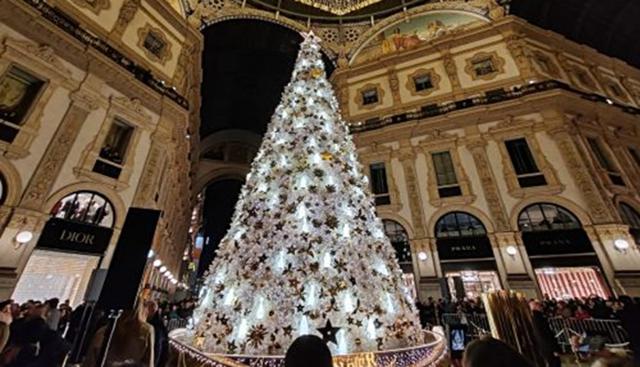 L'accensione dell'Albero di Natale in Galleria a Milano (Mia News)