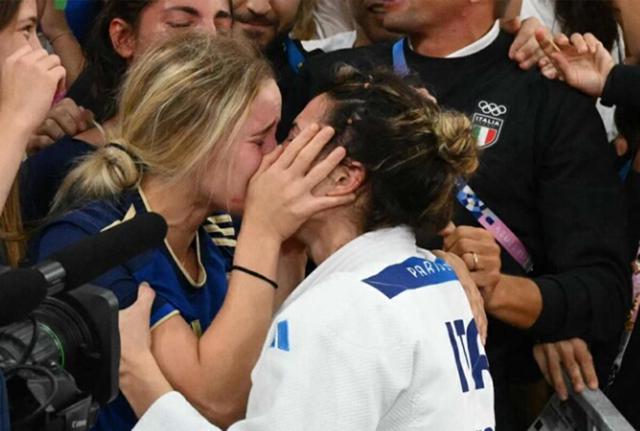 Dopo aver vinto l'oro la judoka italiana Alice Bellandi va a baciare la sua fidanzata