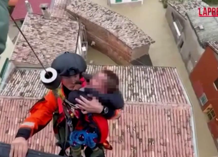 Alluvione in Emilia Romagna, l'Aeronautica salva una bambina di 7 anni con l'elicottero