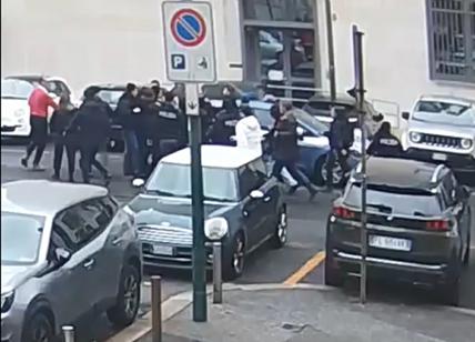 Assalto a una volante della Polizia, blitz a Torino: scattano misure cautelari per dodici anarchici. VIDEO