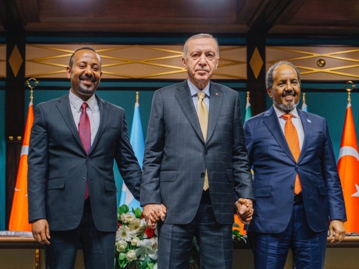 Abiy Ahmed (a sinistra) , Recep Tayyip Erdogan (al centro)  e Hassan Sheikh Mohamud (a sinistra)