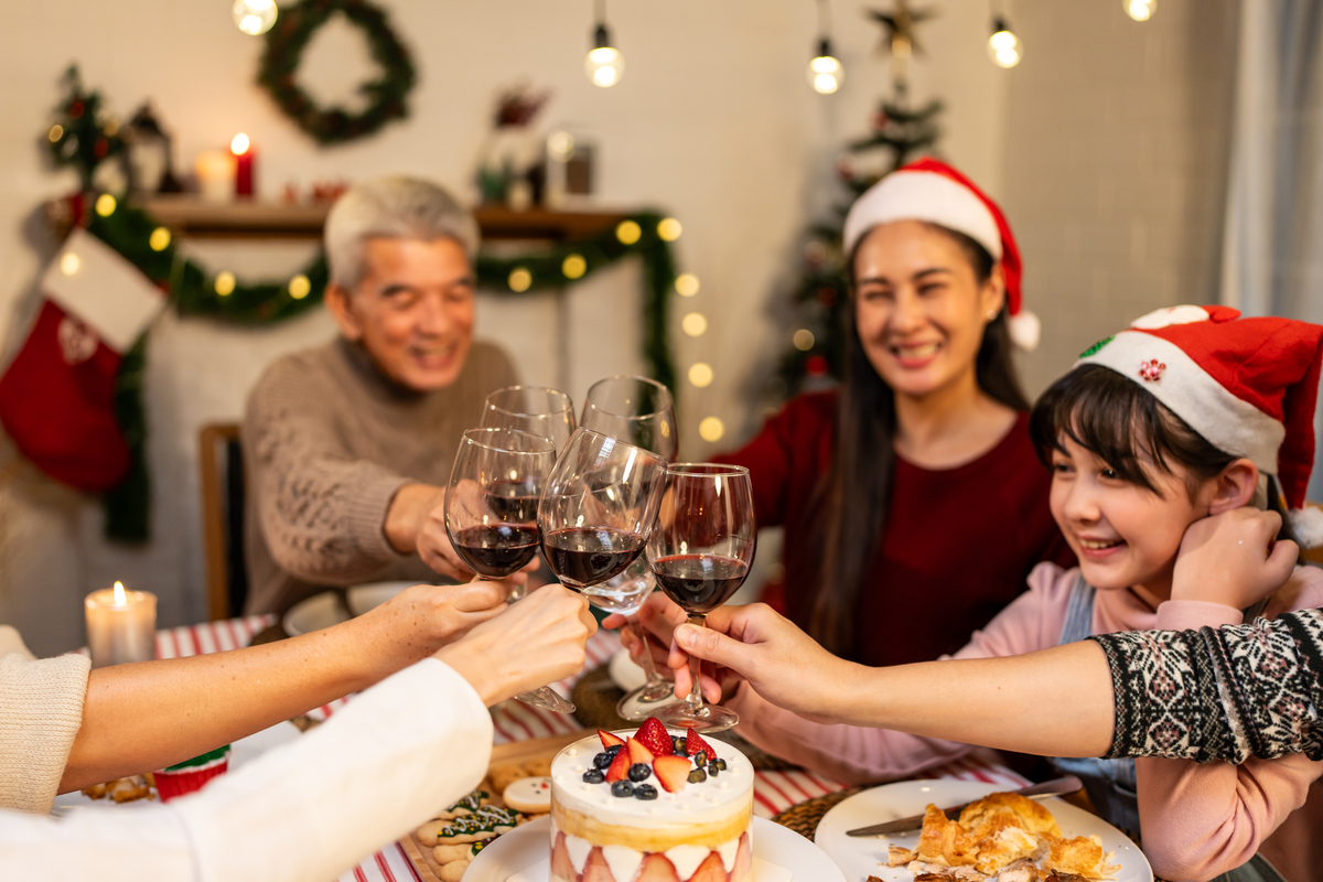 https://www.affaritaliani.it/static/upl2024/asia/asian-lovely-family-celebrating-christmas-party-to-2023-11-27-05-37-23-utc1.jpg