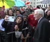 Mattarella fra la folla alla porta di Brandeburgo a Berlino