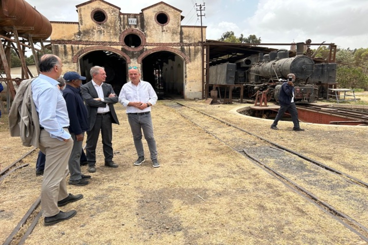 Asmara, il ministro Adolfo Urso in visita alla stazione della ferrovia 