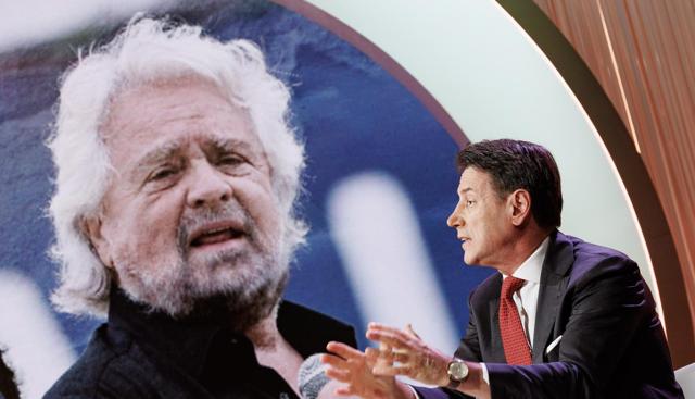 In primo piano il leader del Movimento Cinque Stelle Giuseppe Conte e sullo sfondo il fondatore Beppe Grillo (Fonte immagine: La Presse)  