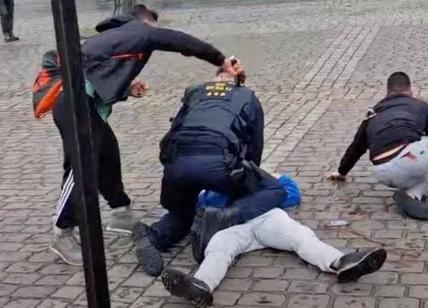 Germania, uomo attacca i passanti con un coltello: ferito anche un politico