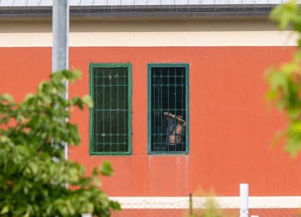 Milano, rivolta al carcere minorile Beccaria: 8 feriti. Tre evasi, uno è stato ripreso