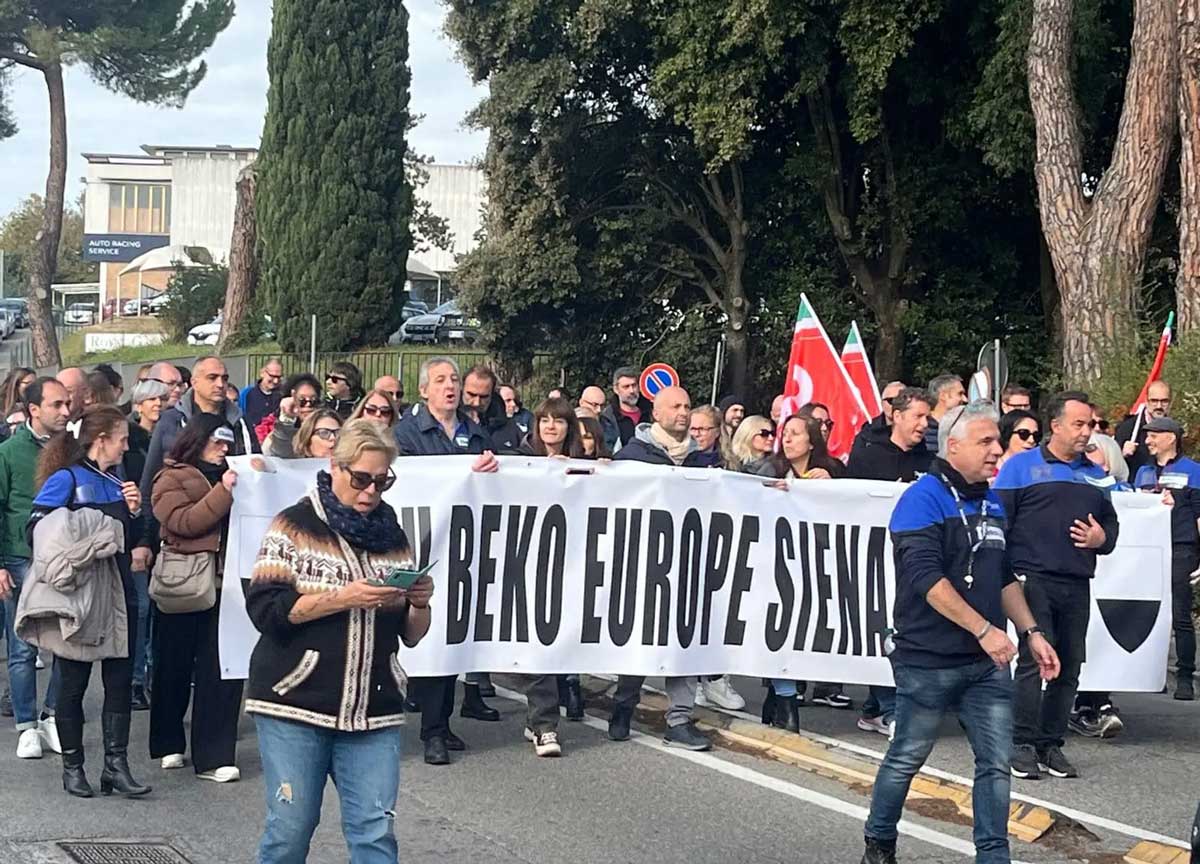 https://www.affaritaliani.it/static/upl2024/beko/beko-protesta-siena1.jpg