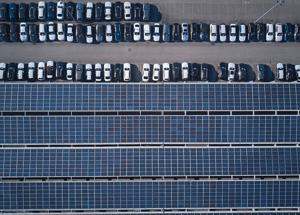 BMW scommette sul fotovoltaico: energia verde direttamente dai tetti degli stabilimenti