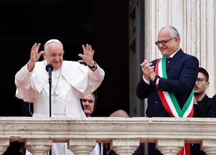 Papa Francesco in Campidoglio, appello ai romani: "Pregate per me e per Roma"