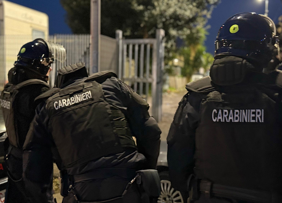 https://www.affaritaliani.it/static/upl2024/cara/0001/carabinieri-campo-rom-031.jpg