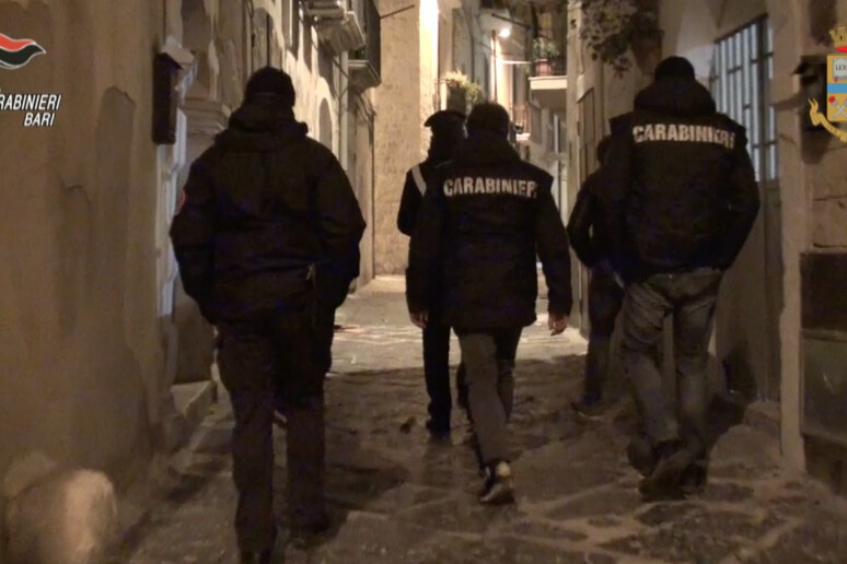 https://www.affaritaliani.it/static/upl2024/cara/0002/carabinieri-bari-mafia1.jpg