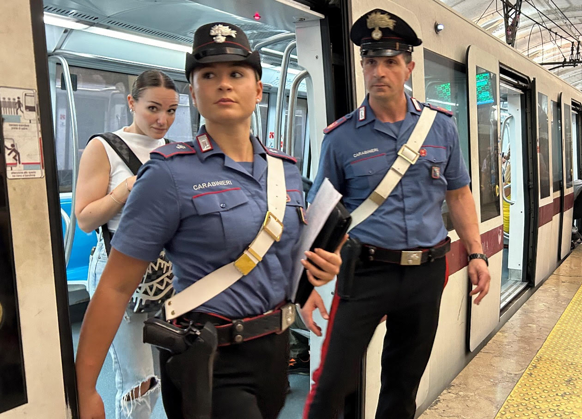 carabinieri in metro 2