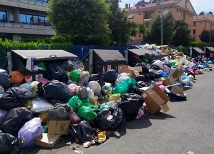 Rifiuti, nuova emergenza. Roma est sommersa dalla monnezza: mancano i camion