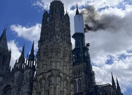 Francia, incendio nella cattedrale di Rouen. A fuoco una guglia