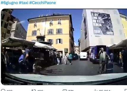 Cecchi Paone lasciato a piedi a Roma dal taxi: “Uber vi ucciderà”. VIDEO