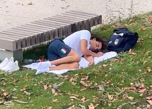 Parigi 2024, troppo caldo e niente aria climatizzata: il campione italiano Ceccon dorme sul prato del villaggio olimpico. La foto fa il giro del mondo