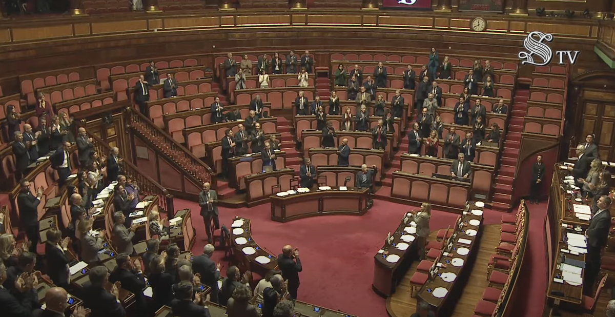 https://www.affaritaliani.it/static/upl2024/ceci/0000/cecilia-sala-applauso-senato.png