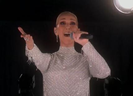 Parigi 2024, Celine Dion quasi in lacrime: esibizione da brividi sulla Torre Eiffel