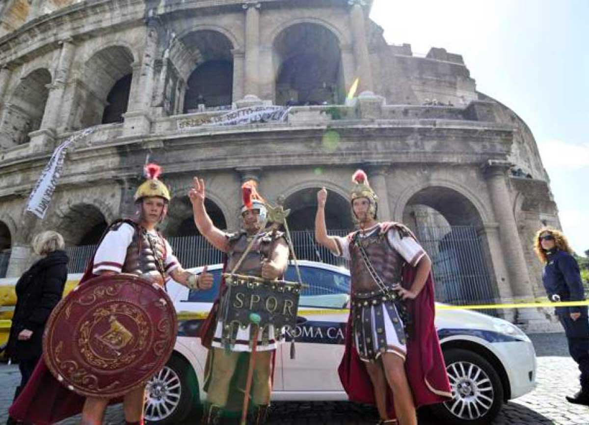 https://www.affaritaliani.it/static/upl2024/cent/0000/centurioni-colosseo.jpg