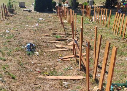 Cimitero dei feti Flaminio, l'ultimo oltraggio ai bimbi mai nati: devastate le croci. L'abbandono