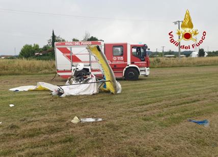 Un volo in deltaplano finisce in tragedia, due morti a Pisa. FOTO