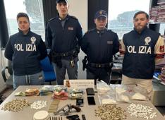 Tor Bella Monaca, droga e due pistole pronte a sparare in una casa popolare: 2 arresti