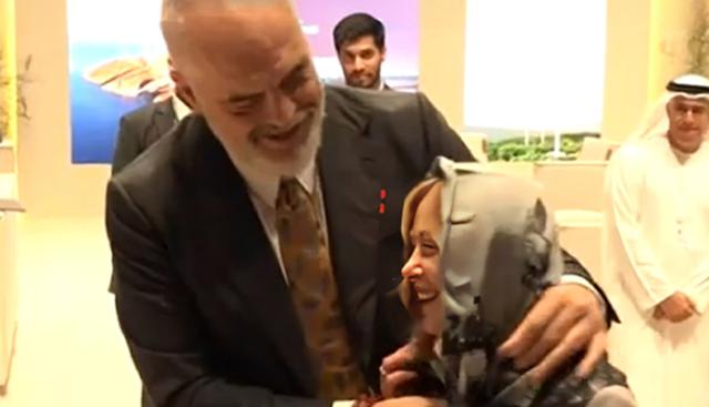 Meloni festeggia il compleanno ad Abu Dhabi, regalo a sorpresa dal premier albanese Rama. VIDEO