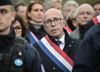 Francia, il leader dei Repubblicani espulso. Ma si barrica nel suo ufficio