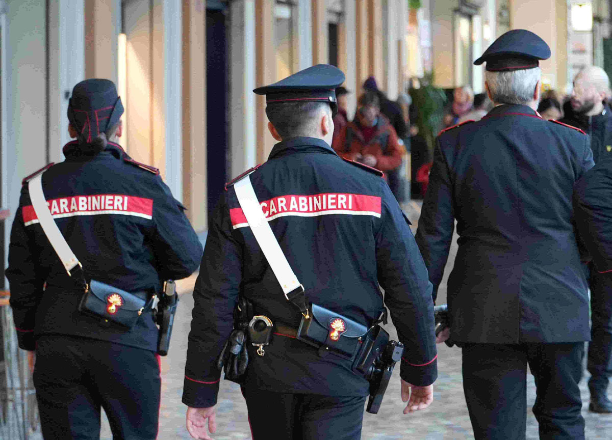 https://www.affaritaliani.it/static/upl2024/esqu/esquilino-carabinieri-021.jpg