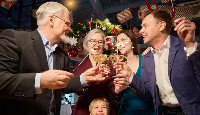 Il Natale 2025 sarà a rate, gli italiani si indebitano per andare in vacanza. Boom del micro-credito. E il conto...