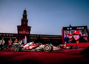 Milano si tinge di rosso con la Scuderia Ferrari HP: Leclerc e Hamilton infiammano Piazza Castello