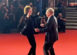 Carlo Verdone mattatore del Festival del Cinema: il rock 'n roll con Gianna Nannini sul red carpet entra nella storia