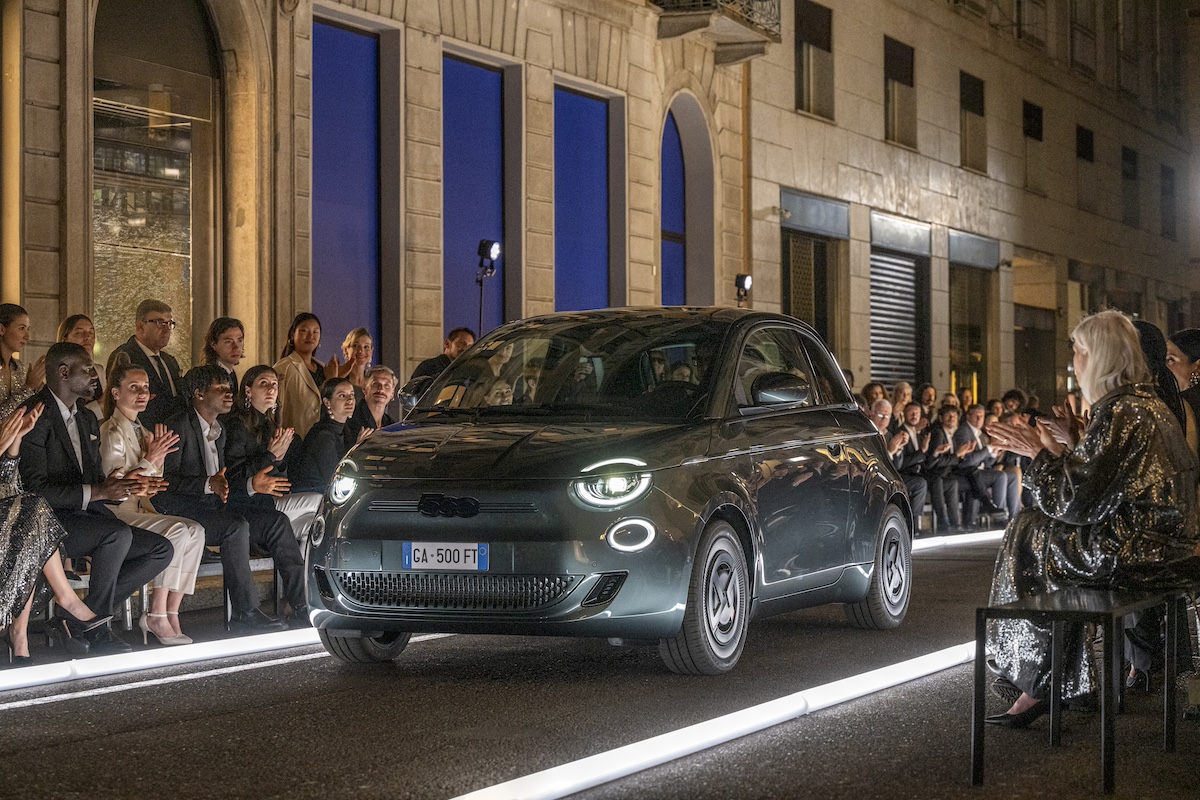 https://www.affaritaliani.it/static/upl2024/fiat/0005/fiat-500e-giorgio-armani41.jpg