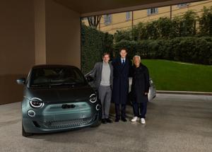 FIAT 500e Giorgio Armani: consegnate le prime due Collectorâ€™s Edition a Milano Fashion Week 2025