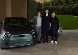 FIAT 500e Giorgio Armani: consegnate le prime due Collectorâ€™s Edition a Milano Fashion Week 2025