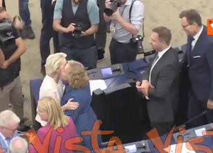 Von der Leyen rieletta, la lunga fila di eurodeputati in attesa di omaggiarla con abbracci e selfie