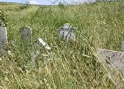 Prima Porta, il cimitero abbandonato: tombe coperte dall'erba alta un metro