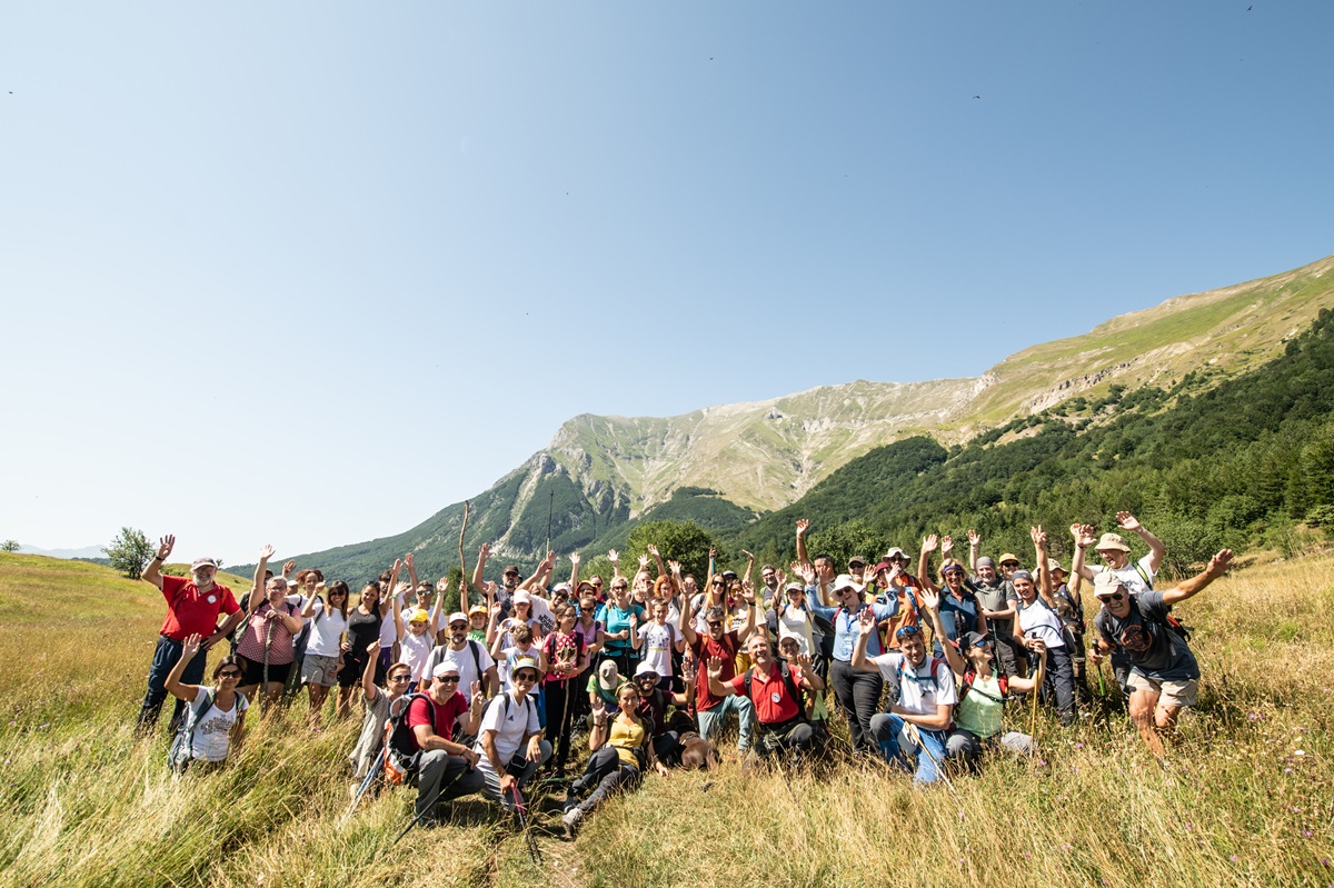 https://www.affaritaliani.it/static/upl2024/foto/0006/foto-gruppo-escursione-montemonaco-sotto-il-monte-vettore-parco-di-monti-sibillini.jpg