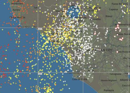 Roma, la notte diventa giorno: centinaia di fulmini accendono il cielo. Le immagini dal satellite