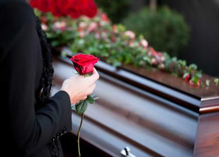 “Vuoi partecipare la tuo funerale come spettatore”,l'ultima follia, un mese di esequie da vivi a Roma