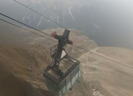 Cortina, si sgancia la cabina di una funivia e oscilla nel vuoto: panico per 30 turisti. VIDEO
