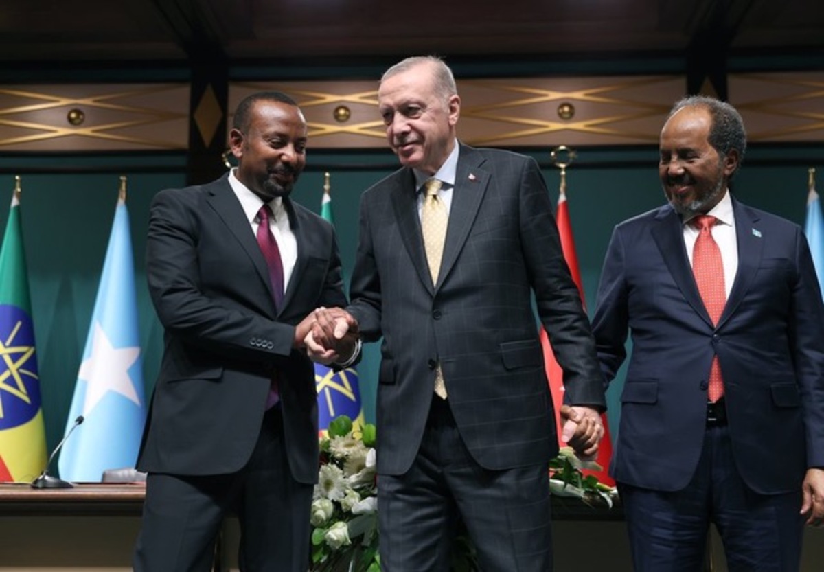 Abiy Ahmed (a sinistra) , Recep Tayyip Erdogan (al centro)  e Hassan Sheikh Mohamud (a sinistra)