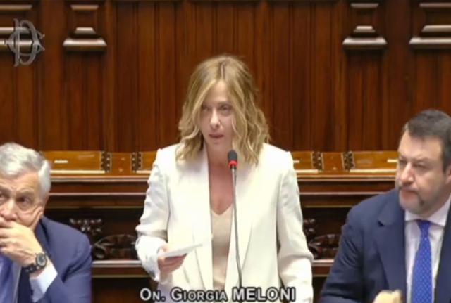 Giorgia Meloni al centro; Antonio Tajani a sinistra; Matteo Salvini a destra