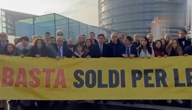 Protesta M5S con Conte a Strasburgo: "Basta soldi per le armi". Siluro indiretto a Schlein