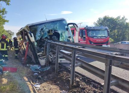 Arezzo, un pullman di turisti finisce sul guardrail in A1: un morto e 15 feriti