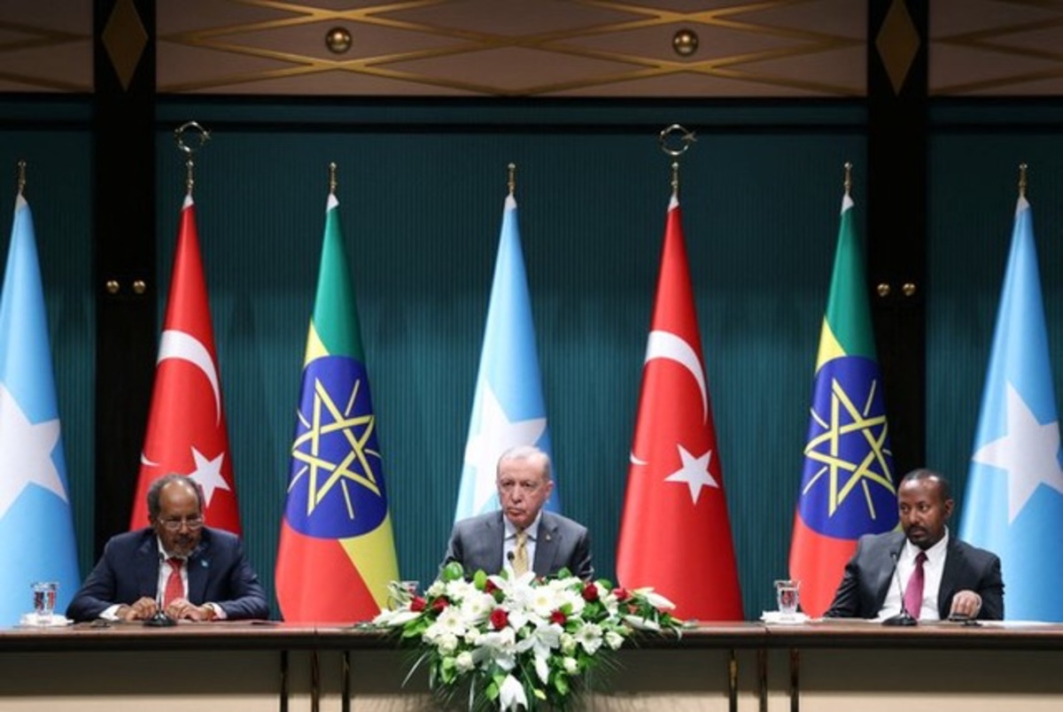 Hassan Sheikh Mohamud (a sinistra), Recep Tayyip Erdogan (al centro) e Abiy Ahmed (a destra) durante la firma dell'accordo di Ankara in Turchia l'11 dicembre 2024